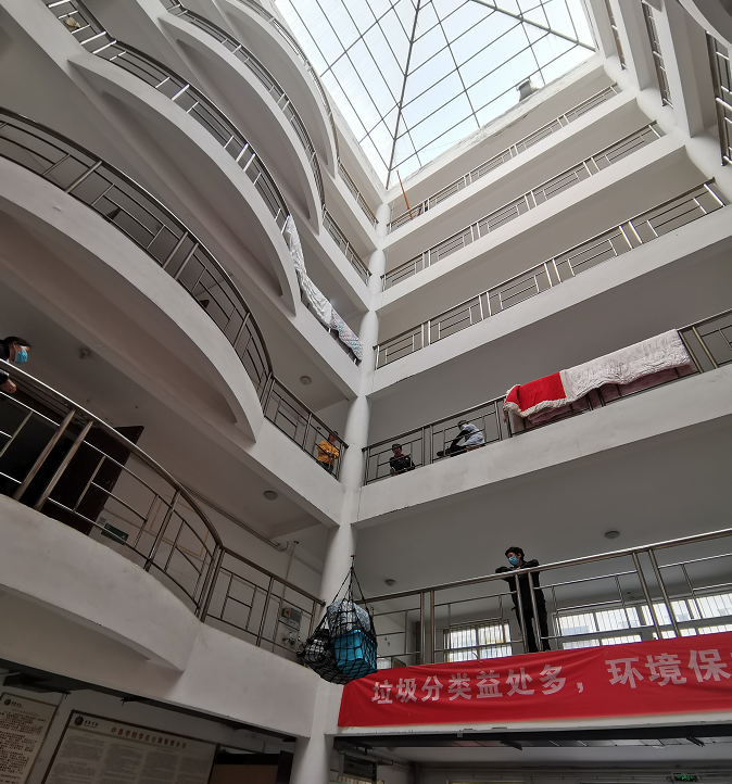 小吊機協(xié)助校內(nèi)搬運工作