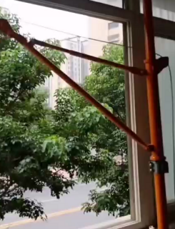 裝修工人用室內(nèi)吊運(yùn)機(jī)翻新老房子