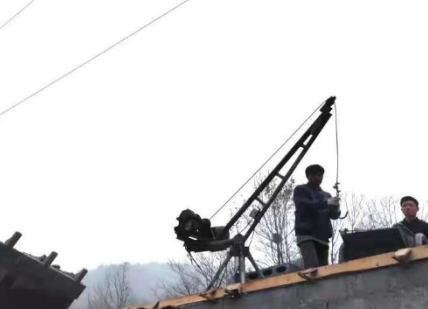 使用室外吊運機時機頭應遠離電纜線路