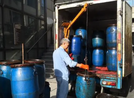 車載吊運機可以吊運飯店廢油