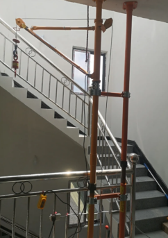 室內(nèi)吊運(yùn)機(jī)可以往沒(méi)有電梯的低層樓房上吊門(mén)窗